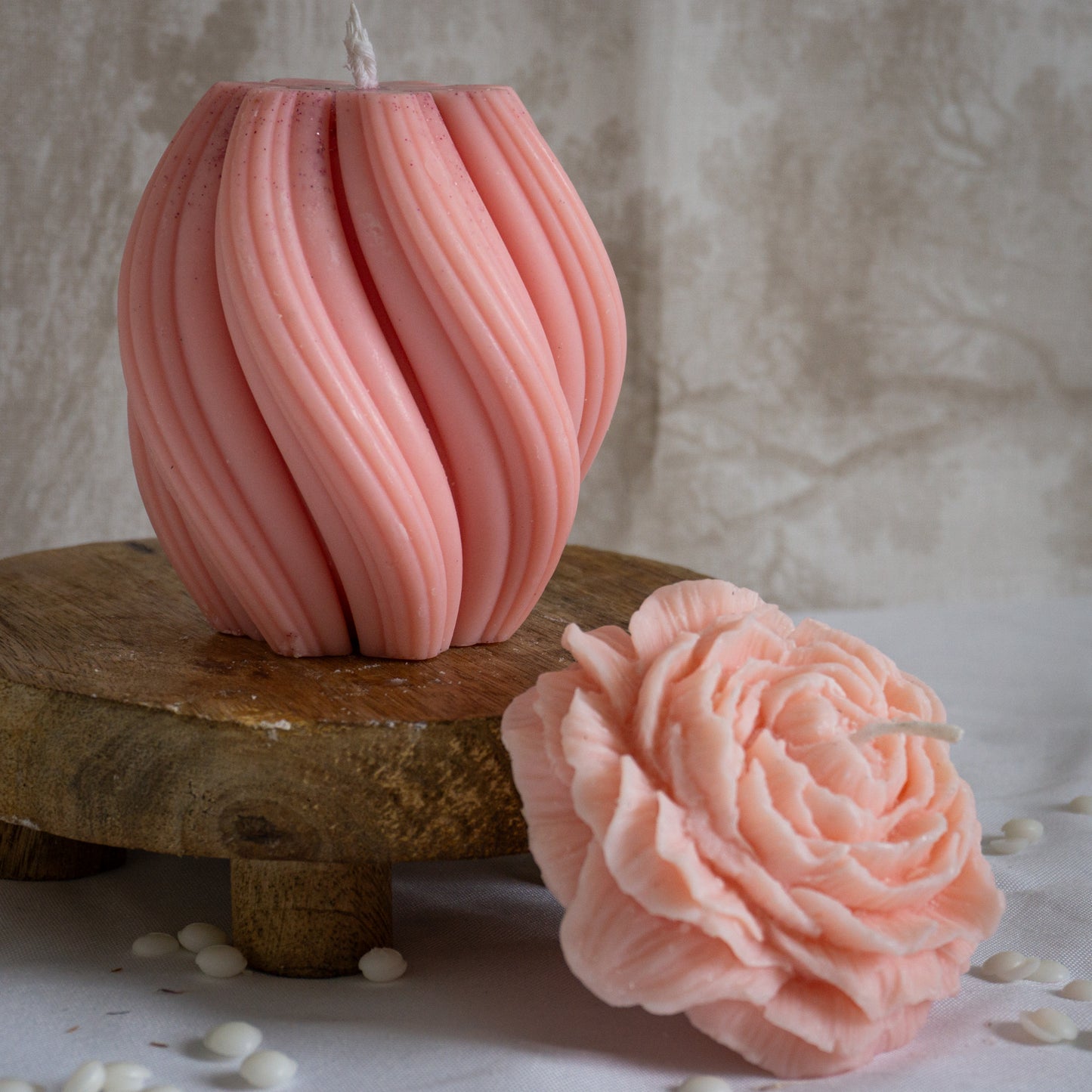 Photo de la bougie artisanale parfumée "pivoine" dans la couleur rose