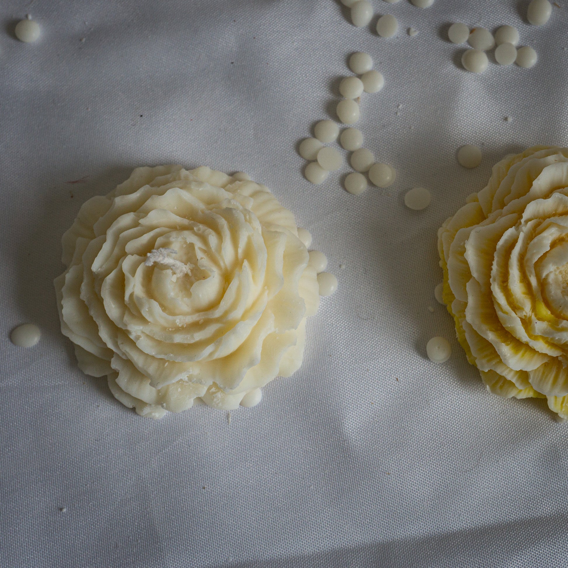 Photo de la bougie artisanale parfumée "pivoine" dans la couleur blanc