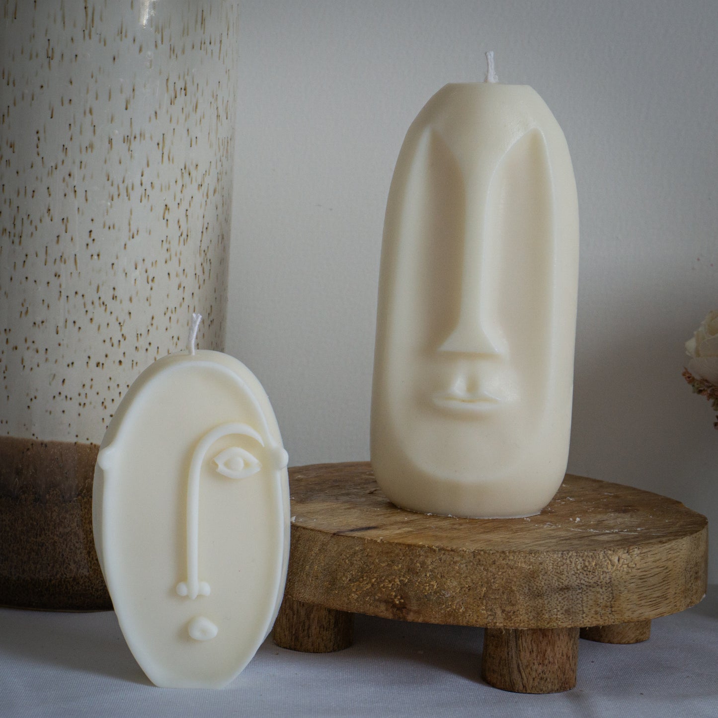 Photo 1 de deux bougies artisanales sous forme de visage abstrait