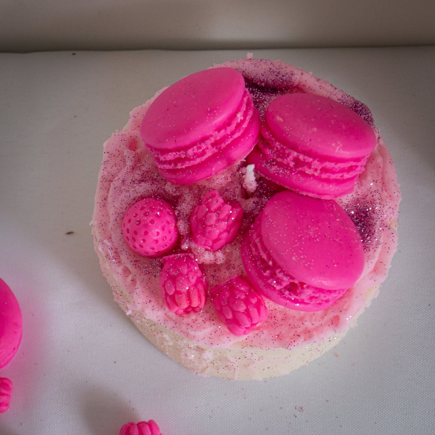 photo 6 d'une bougie artisanale sous forme de pâtisserie (tarte au macaron)