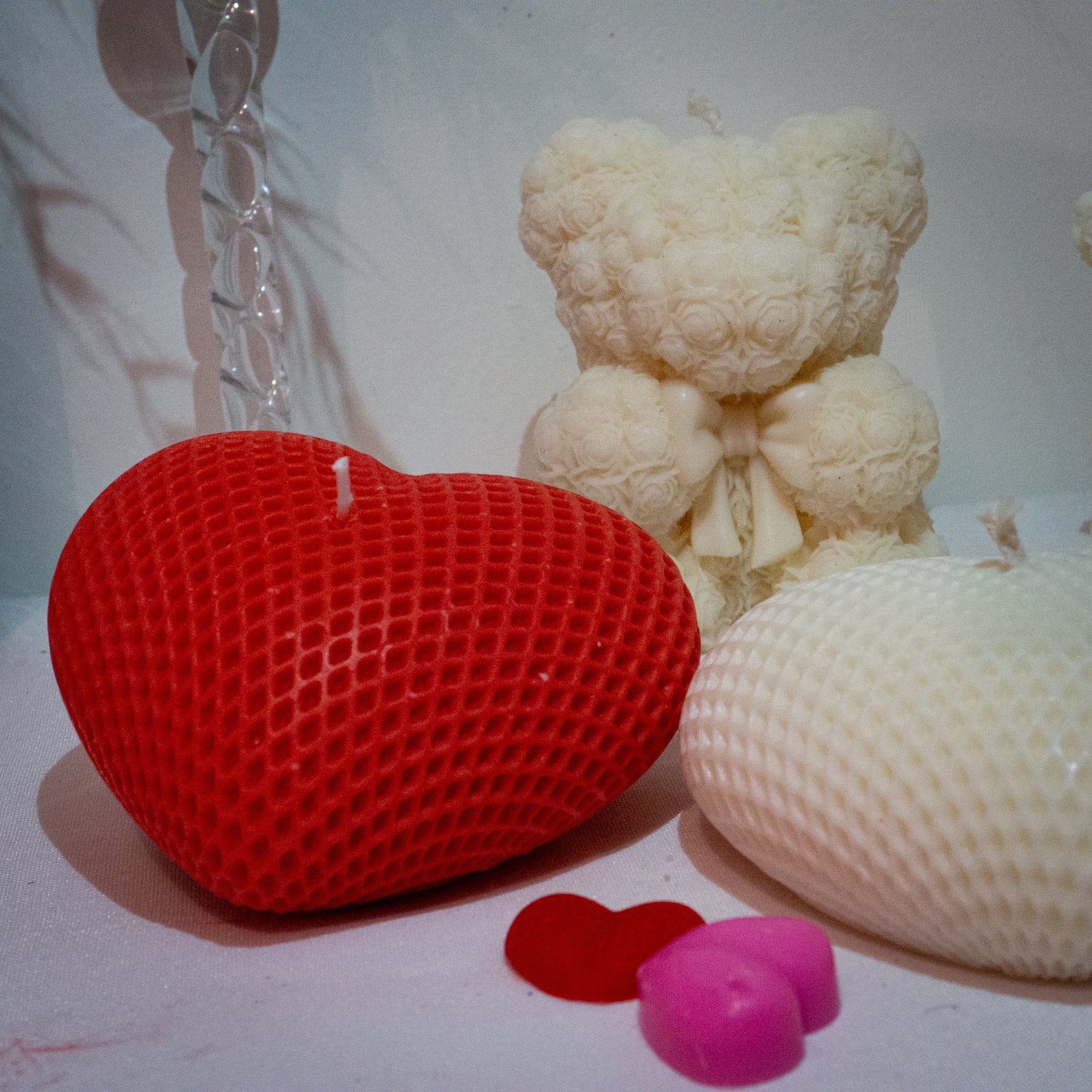 photo 1 de la bougie décorative artisanale qui s'appelle "Beaucoup d'amour" dans les deux couleurs blanc et rouge avec en arrière plan une bougie Ours