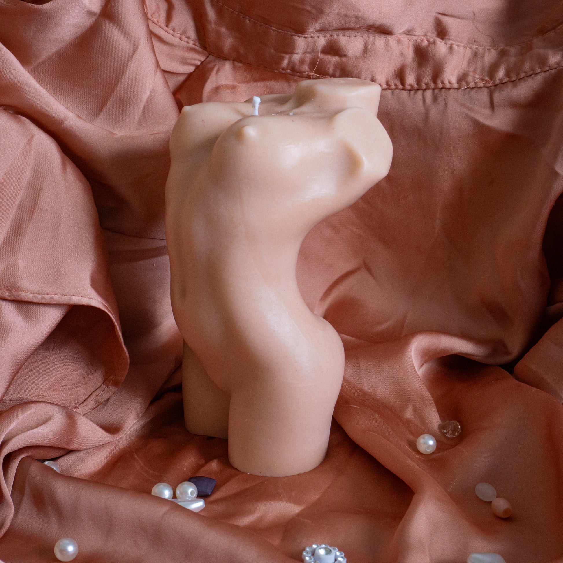 Photo d'une bougie sous forme de corps de femme dans la couleur Cappuccino