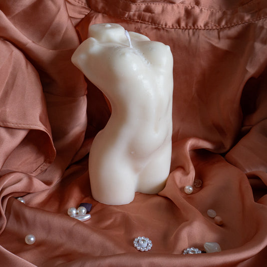 Photo 1 de la bougie sous forme de corps de femme dans la couleur blanche