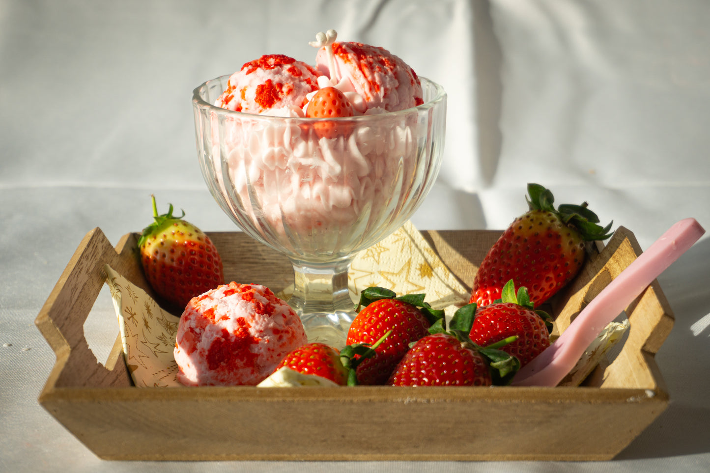 Photo 3 de la bougie artisanale parfumée sous forme de glace à la fraise