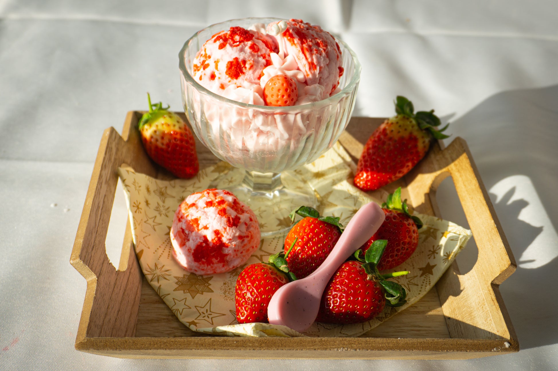 Photo 5 de la bougie artisanale parfumée sous forme de glace à la fraise