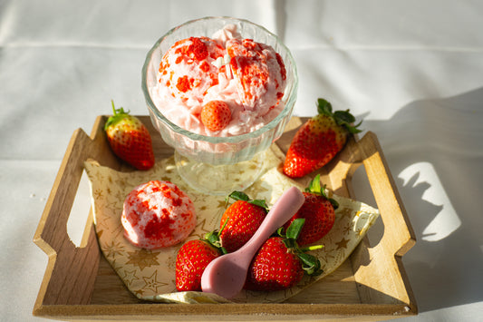Photo 1 de la bougie artisanale parfumée sous forme de glace à la fraise