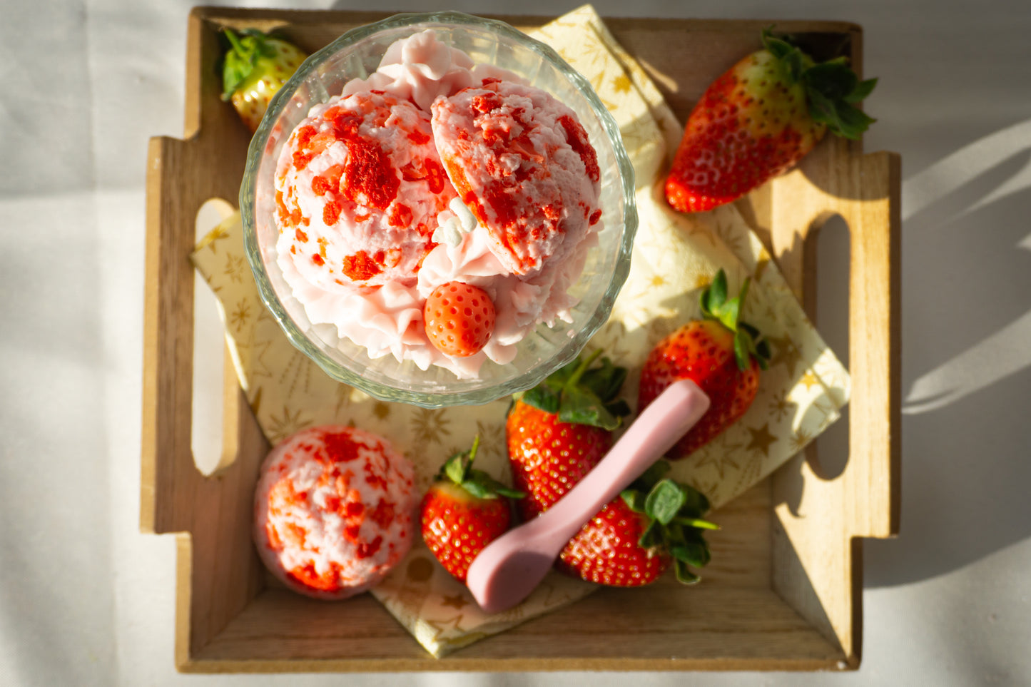 Photo 6 de la bougie artisanale parfumée sous forme de glace à la fraise