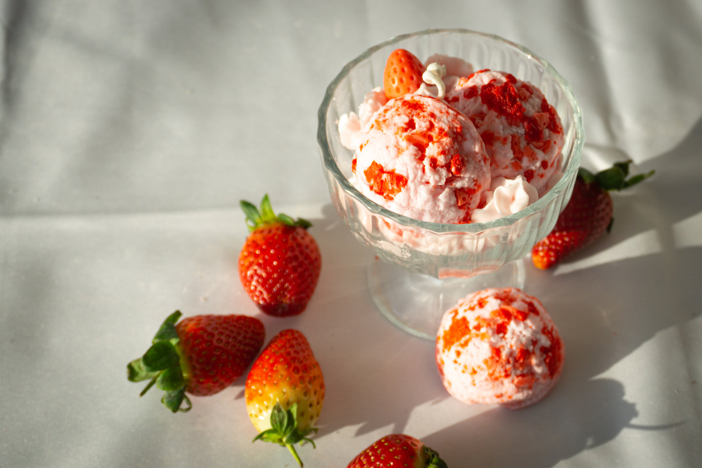 Photo 2 de la bougie artisanale parfumée sous forme de glace à la fraise
